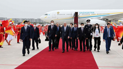 Токаев прилетел с государственным визитом в Китай. Как его встретили (фото)