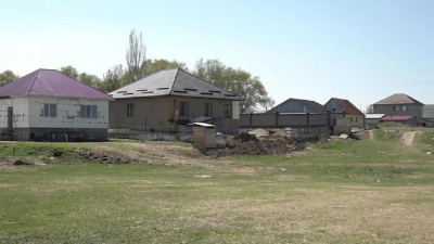 "Строили из последних сил": недовольные изъятием участков собрались у акимата в Алматинской области