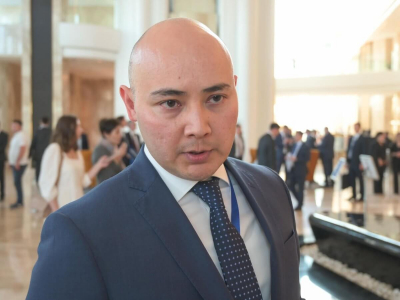 Министр Куантыров похвастал недорогим костюмом казахстанского производства (ВИДЕО)