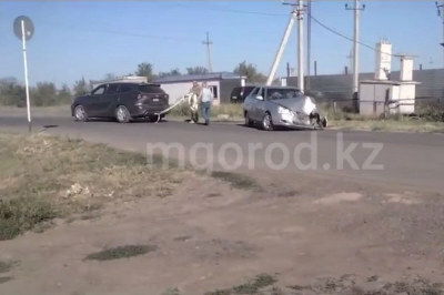 В&nbsp;Уральске водитель на Lada Priora врезался в столб освещения и сбежал, бросив авто (ВИДЕО)