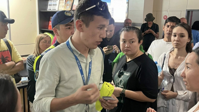 Пассажиры застряли в аэропорту Актау на сутки