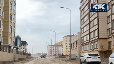 "С каждой семьи по 500 тенге": в Актау жители новостроек сами сделали себе дорогу (видео)