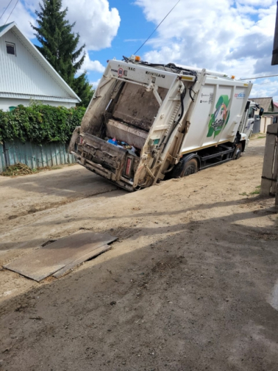 Народный репортер. По самые оси провалился в землю мусоровоз