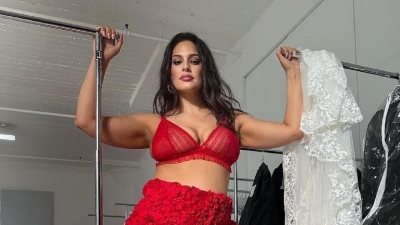 Plus-size модель Эшли Грэм оголила бедра, чем восхитила своих поклонников