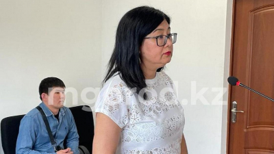 Женщину оштрафовали за объезд ямы на дороге в Уральске. Она подала в суд