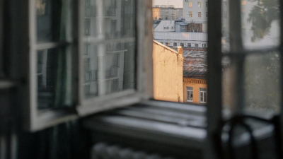 Двухлетняя девочка выпала из окна многоэтажки в Астане