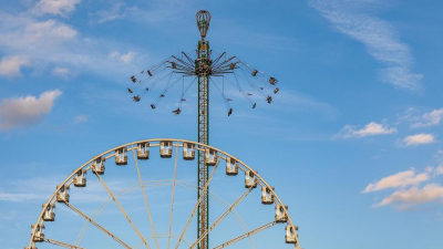 Люди застряли на высоте в парке аттракционов Шымкента