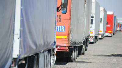 Причину огромной очереди авто на границе Литвы и Латвии озвучил Марат Карабаев