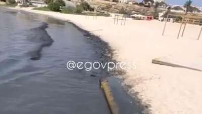 Побережье Каспия в Актау окрасилось в черный цвет: в Минэкологии назвали причину