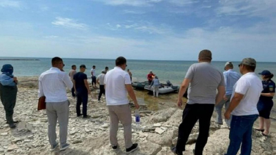 Вертолет, 10 катеров и десятки человек ищут пропавшего у Каспийского моря мужчину