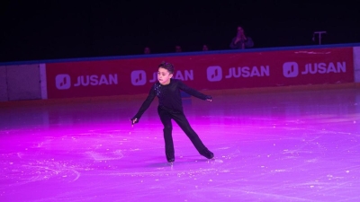 Экологичное шоу студентов на льду прошло при поддержке Jusan в Алматы