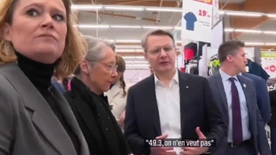 Премьер-министра Франции освистали в супермаркете