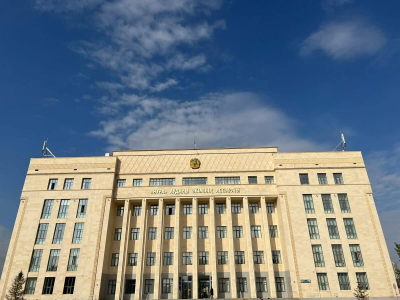 Чиновники показали пример: станции мобильных операторов установили на здании акимата в Астане