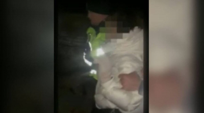 Полицейские подкрались к сидящей на крыше девушке в Балхаше