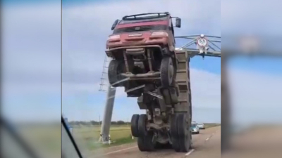 Видео со стоящим на задних колесах большегрузом прокомментировали в МВД