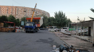 Летнее кафе с киосками сносят в Алматы (фото)