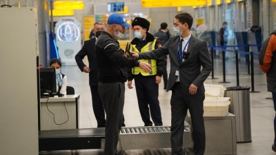 Почему пассажиров иногда просят снять обувь, объяснили в аэропорту Астаны