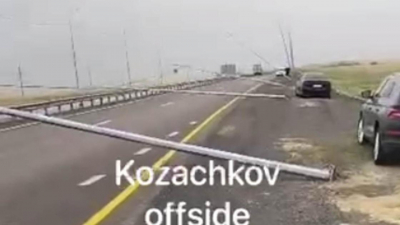 Фонарные столбы рухнули из-за сильного ветра на трассе близ Астаны (видео)
