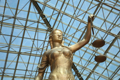 Полицейского в Атырау по трем уголовным статьям осудили к ограничению свободы