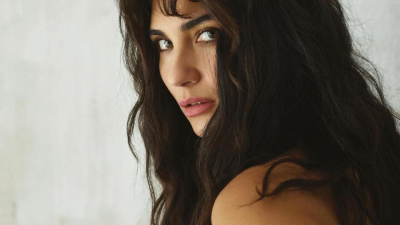 Звезда турецкого сериала "Под сенью лип" снялась в бюстгальтере и прозрачной юбке