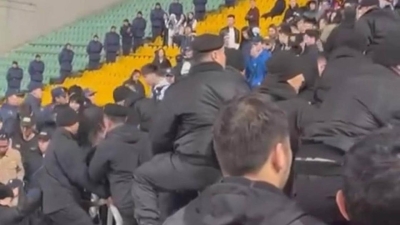 Футбольные болельщики затеяли потасовку на матче в Алматы (видео)