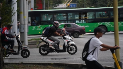 Водителей мопедов и скутеров начнут штрафовать в Алматы за езду по тротуарам