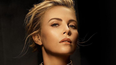 &quot;Выглядишь ошеломляюще&quot;: 47-летняя Шарлиз Терон подразнила фанатов в прозрачном платье-сетке