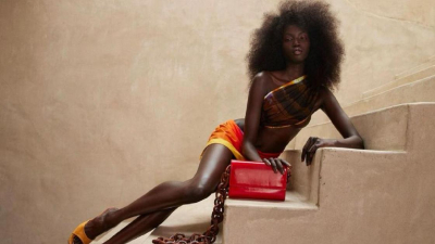 "Лучшая модель 2023 года" устроила фотосессию в мокром бикини