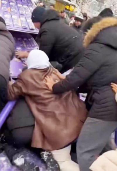 Алматинцы за минуту смели елку из шоколадок