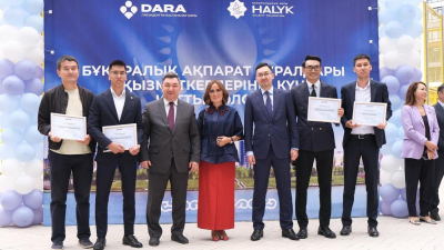 От имени главы государства журналистам подарили квартиры