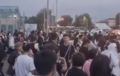 Столпотворение на остановке в Алматы шокировало соцсети