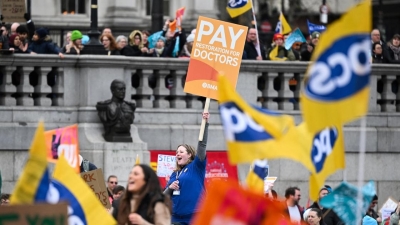 Забастовки рабочих в Британии могут продлиться до Рождества