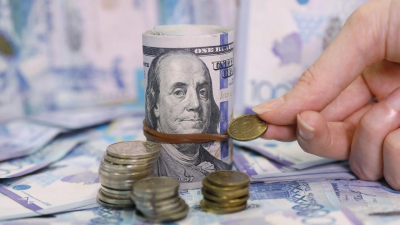 Почти на 300 млн долларов увеличились валютные активы Нацфонда за месяц