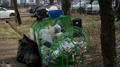 "Надоело!": жители Туркестанской области вывалили мусор перед акиматом в знак недовольства