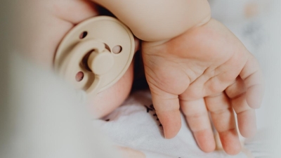 Стало известно о состоянии младенца, найденного в мусорном баке в Уральске