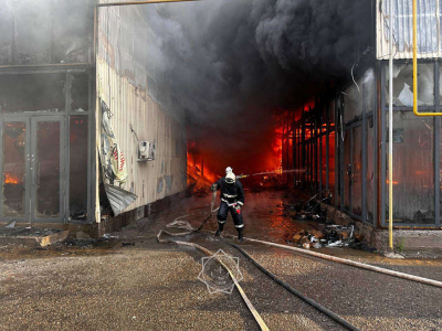 Вертолет МЧС привлекли к тушению пожара на алматинской барахолке