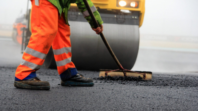 Свежий асфальт рассыпался сразу после укладки в Жамбылской области