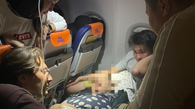 Была без сознания: врач из Алматы спас женщину на борту самолета