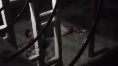 Пьяная женщина с двумя детьми уснула на бетоне у подъезда в Актау (видео)