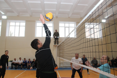 Поднимаем мячи и дух: Гвардейцы соревнуются в турнире по волейболу