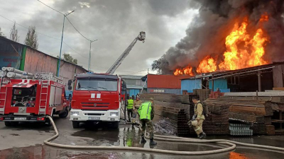 Крупный пожар тушат в Алматы