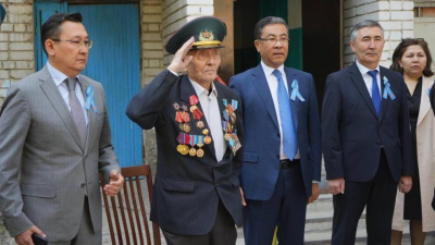 Ветерану Абдыгали Каймолдину вручили высокую награду от имени президента