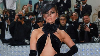 Дженнифер Лопес в пикантном платье произвела фурор на Met Gala