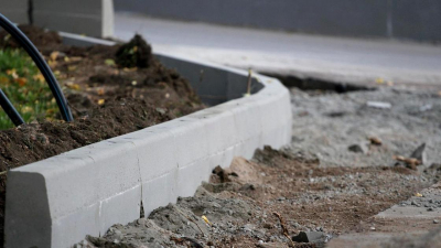 Почему в Алматы часто меняют бордюры, объяснил Досаев