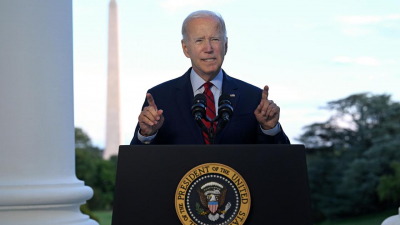 Байден упал на сцене во время выпускной церемонии академии ВВС США (видео)