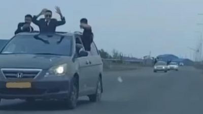 По пояс высунулись из машин: выпускников, катавшихся по Атырау, доставили в полицию