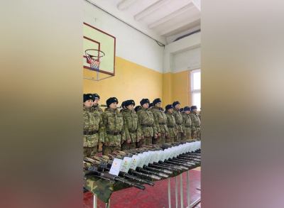 В Павлодаре молодым военнослужащим выдали боевое оружие