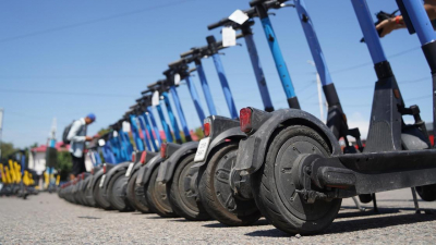 Алматинцам запретили ездить на электросамокатах в парках и скверах