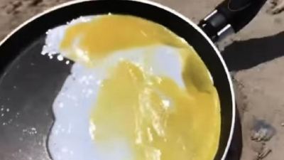 Житель Атырау приготовил яичницу на раскаленной от солнца сковороде