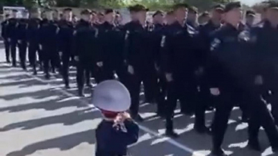 Марш полицейских перед малышом сняли на видео в Костанае